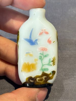 Four Chinese Peking glass snuff bottles, one with a Qianlong mark, 18/19th C. — 照片 4