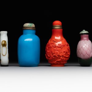 Four Chinese Peking glass snuff bottles, one with a Qianlong mark, 18/19th C. — 照片 2