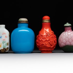 Four Chinese Peking glass snuff bottles, one with a Qianlong mark, 18/19th C. — 照片 3