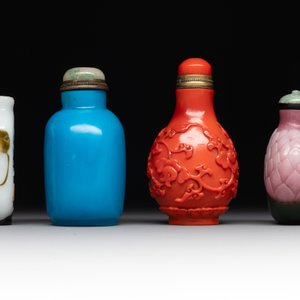 Four Chinese Peking glass snuff bottles, one with a Qianlong mark, 18/19th C. — 照片 4
