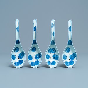 Four Chinese pierced blue and white spoons, 19/20th C. — photo 1