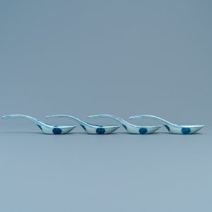 Four Chinese pierced blue and white spoons, 19/20th C. — photo 4