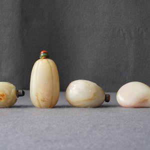 Four Chinese russet jade snuff bottles, 19/20th C. — 照片 5