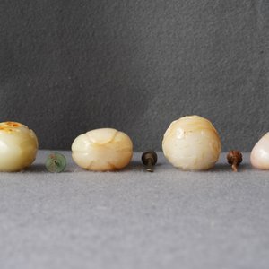 Four Chinese russet jade snuff bottles, 19/20th C. — 照片 8
