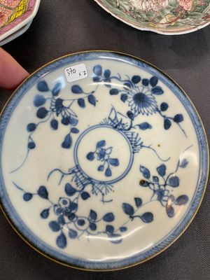 Four Chinese saucers and three cups in blue and white, doucai and famille rose porcelain, Kangxi and later — 照片 11