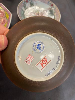 Four Chinese saucers and three cups in blue and white, doucai and famille rose porcelain, Kangxi and later — 照片 12