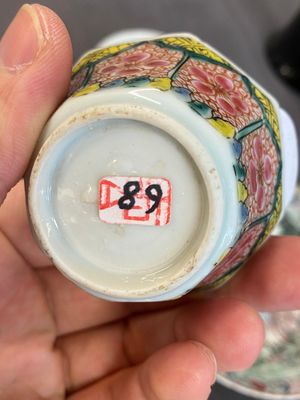 Four Chinese saucers and three cups in blue and white, doucai and famille rose porcelain, Kangxi and later — 照片 22