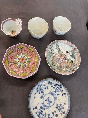 Four Chinese saucers and three cups in blue and white, doucai and famille rose porcelain, Kangxi and later — 照片 7