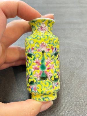 Four Chinese snuff bottles and three vases, 19th C. — photo 15