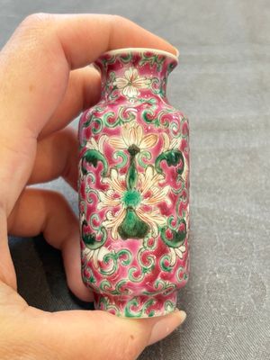 Four Chinese snuff bottles and three vases, 19th C. — photo 19