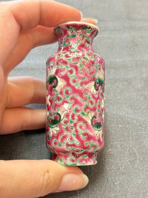 Four Chinese snuff bottles and three vases, 19th C. — photo 20