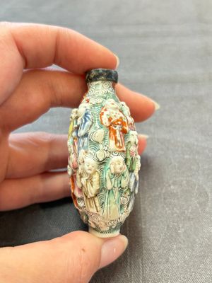 Four Chinese snuff bottles and three vases, 19th C. — photo 28