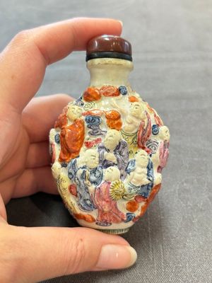 Four Chinese snuff bottles and three vases, 19th C. — photo 7