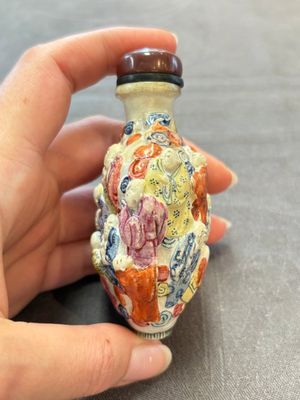 Four Chinese snuff bottles and three vases, 19th C. — photo 8