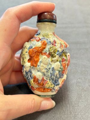 Four Chinese snuff bottles and three vases, 19th C. — photo 9