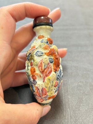 Four Chinese snuff bottles and three vases, 19th C. — photo 10