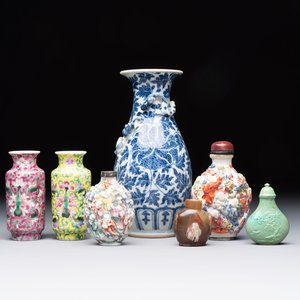 Four Chinese snuff bottles and three vases, 19th C. — photo 1