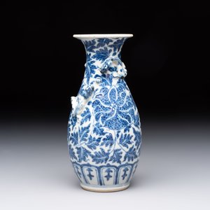 Four Chinese snuff bottles and three vases, 19th C. — photo 20