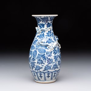 Four Chinese snuff bottles and three vases, 19th C. — photo 22