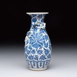 Four Chinese snuff bottles and three vases, 19th C. — photo 24