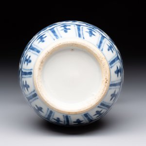 Four Chinese snuff bottles and three vases, 19th C. — photo 26