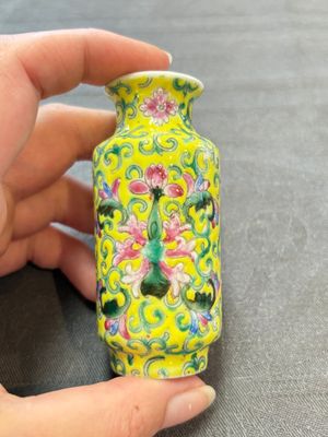 Four Chinese snuff bottles and three vases, 19th C. — photo 13
