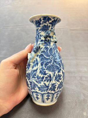 Four Chinese snuff bottles and three vases, 19th C. — photo 2