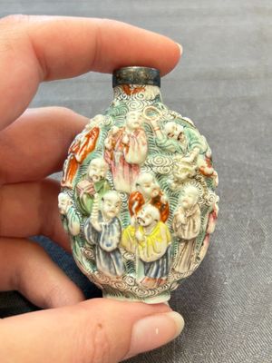 Four Chinese snuff bottles and three vases, 19th C. — photo 25