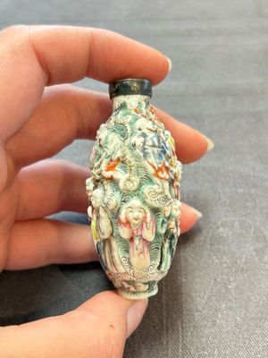 Four Chinese snuff bottles and three vases, 19th C. — photo 26