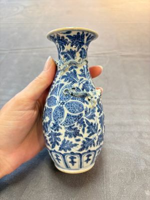 Four Chinese snuff bottles and three vases, 19th C. — photo 4