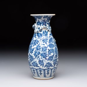Four Chinese snuff bottles and three vases, 19th C. — photo 21