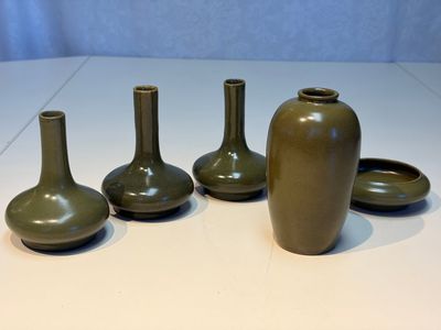 Four Chinese teadust-glazed vases and a brush washer, 19th C. — foto 1