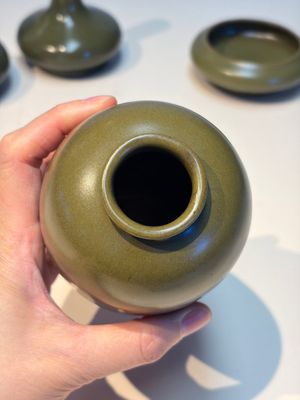 Four Chinese teadust-glazed vases and a brush washer, 19th C. — foto 6