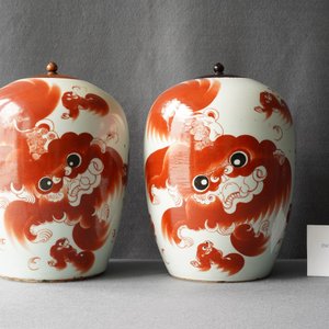Four Chinese vases with iron red 'Buddhist lion' design, 19/20th C. — 照片 16