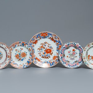Four Chinese verte-Imari and famille rose plates and a dish, Yongzheng/Qianlong — photo 1