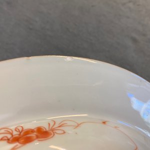 Four Chinese verte-Imari and famille rose plates and a dish, Yongzheng/Qianlong — photo 11