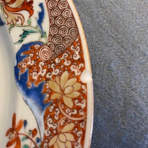 Four Chinese verte-Imari and famille rose plates and a dish, Yongzheng/Qianlong — photo 18