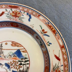 Four Chinese verte-Imari and famille rose plates and a dish, Yongzheng/Qianlong — photo 19