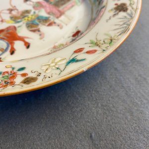 Four Chinese verte-Imari and famille rose plates and a dish, Yongzheng/Qianlong — photo 8