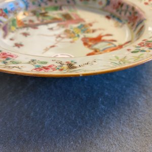 Four Chinese verte-Imari and famille rose plates and a dish, Yongzheng/Qianlong — photo 9