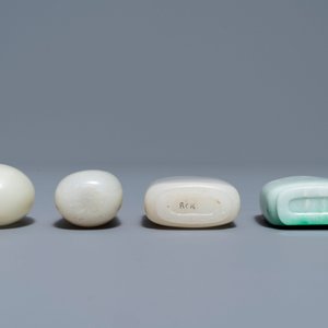 Four Chinese white and celadon jade snuff bottles, 19/20th C. — photo 4