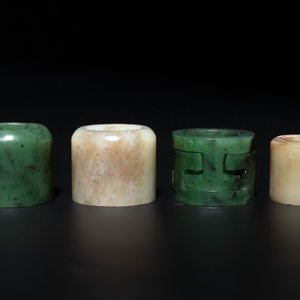 Four Chinese white and spinach-green jade archer rings and a bronze box with a crane design, 19th C. — photo 2
