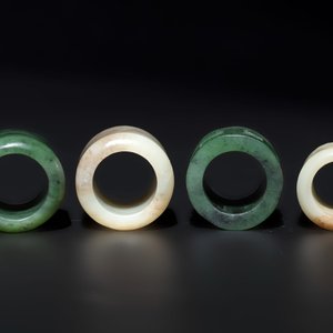 Four Chinese white and spinach-green jade archer rings and a bronze box with a crane design, 19th C. — photo 3