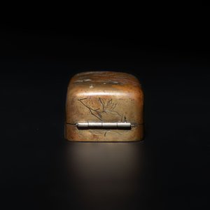 Four Chinese white and spinach-green jade archer rings and a bronze box with a crane design, 19th C. — photo 5