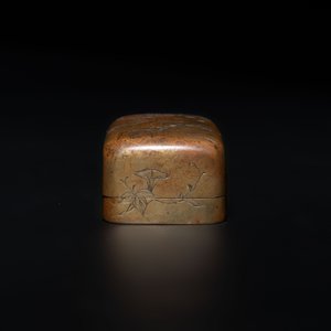 Four Chinese white and spinach-green jade archer rings and a bronze box with a crane design, 19th C. — photo 7