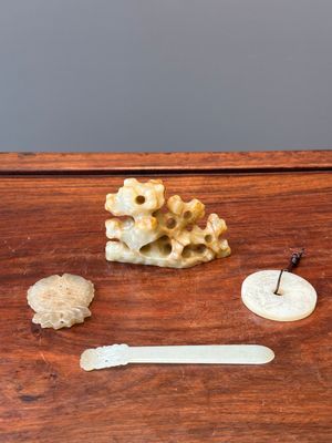 Four Chinese white, celadon and russet jade carvings, Qing — photo 1