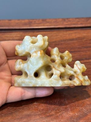 Four Chinese white, celadon and russet jade carvings, Qing — photo 17