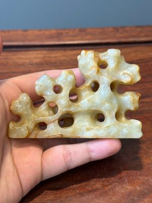Four Chinese white, celadon and russet jade carvings, Qing — photo 18