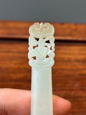 Four Chinese white, celadon and russet jade carvings, Qing — photo 3