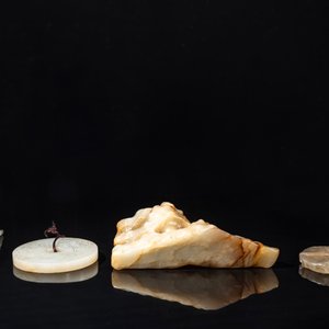 Four Chinese white, celadon and russet jade carvings, Qing — photo 3
